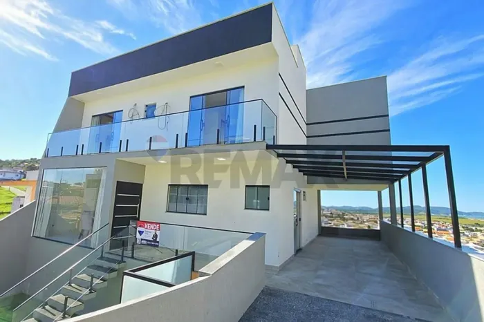 À venda casa de alto padrão com vista para o mar no Condomínio dos Pássaros, em Cabo Frio.