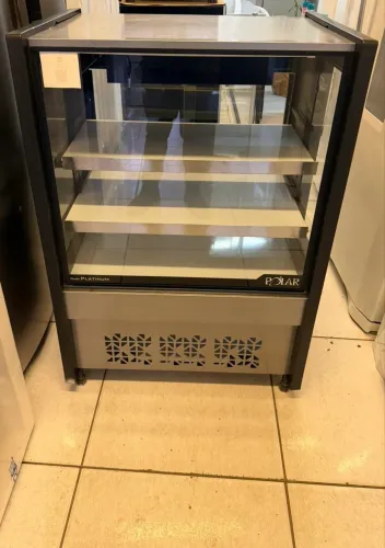 Vitrine neutra Polar com caixa 80 cm