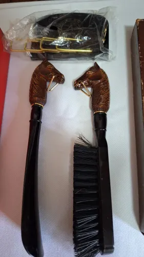 Conjunto de calçadeira, escova e porta gravatas