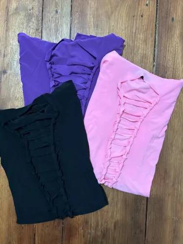Blusa gola alta com recortes frontal em 3 cores disponível,item nunca usado/novo
