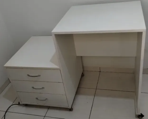 Mesa de Escritório Branca com Gaveteiro Integrado e Rodinhas - Ótimo Estado!