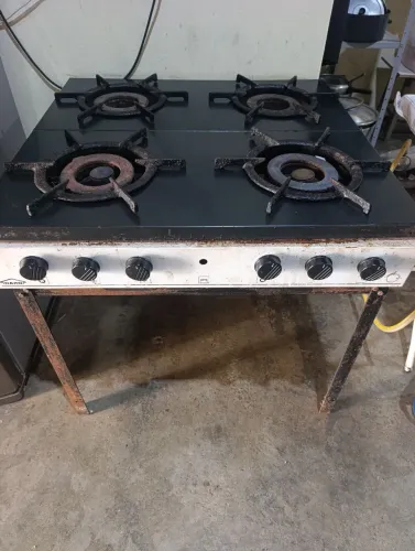 Vende-se Fogão industrial 4 bocas