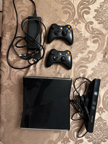 Xbox 360 Slim + Kinect + 2 Controles