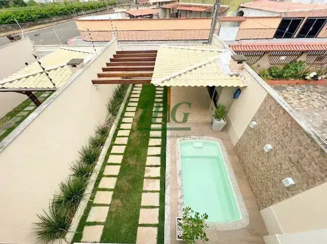 Casa Duplex - Casa de 3 quartos com 3 suítes, quintal, piscina e churrasqueira na Praia do