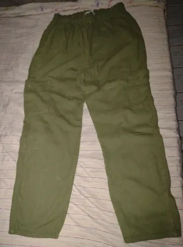 Calça estilo cargo feminina