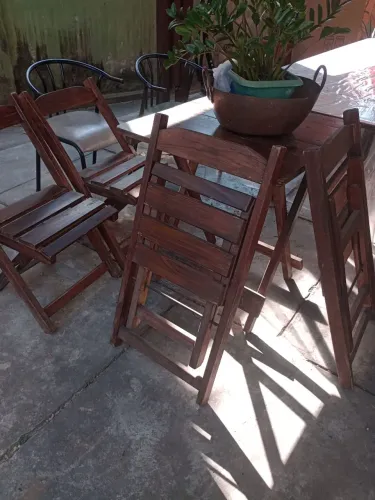 Mesa estilo buteco, muito resistente /com 4 cadeiras