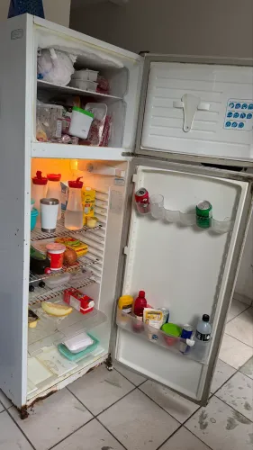 Vendo uma geladeira duplex usada 