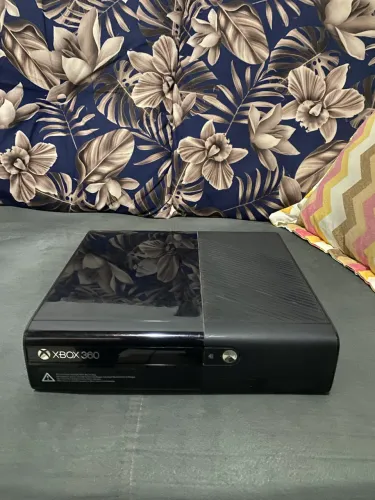Xbox 360 2 controles e 3 jogos