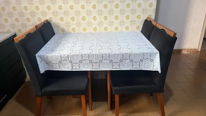 Mesa de madeira com tampo de vidro
