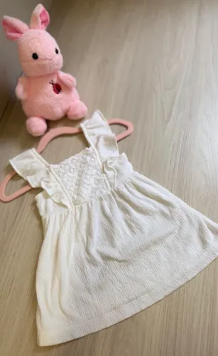 Vestido bebê, carters, tamanho 6 meses, usado apenas uma vez. 
