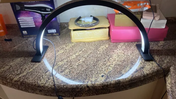 Estou vendendo luminária de mesa nova 