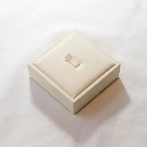 EXPOSITOR / MOSTRUARIO PARA ANEL - 8x8cm - BEGE SUEDE