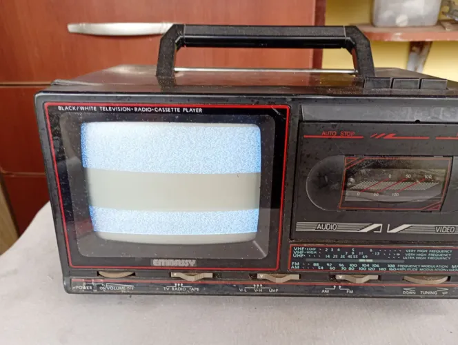 Rádio tv e toca fita antigo favor ler a descrição
