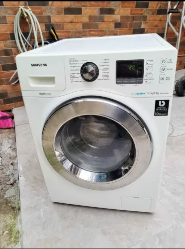 Lava e seca Samsung 10kg com capacidade de secagem de 6kg em perfeitas condições.