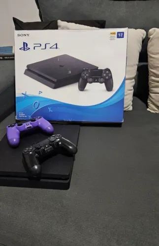 PlayStation 4 Slim 1tb + 2 controles + jogos digitais