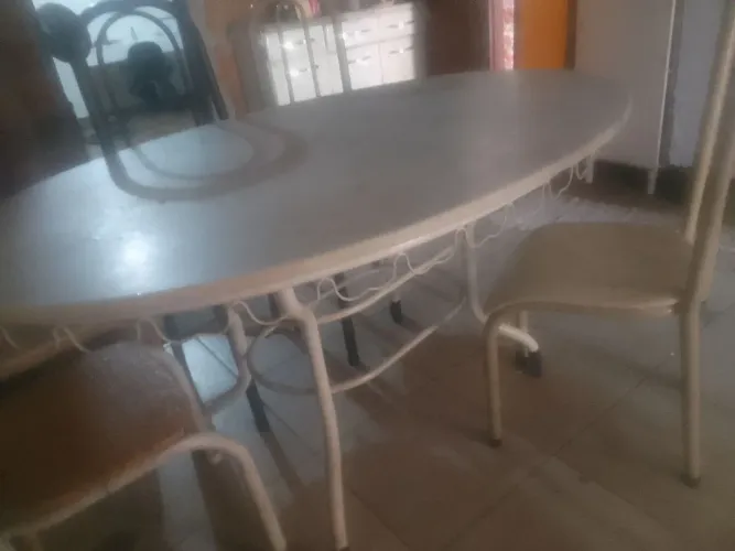 Mesa com 4 cadeira de mármore 