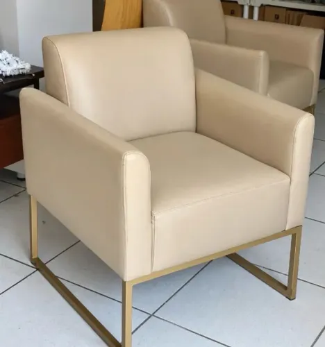 Lindas Poltronas Decorativas Marisa Corino Bege com Base Industrial Dourada
