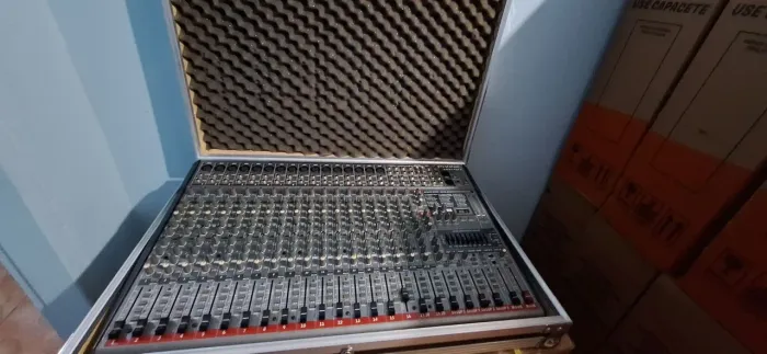 Mesa PHONIC fx24 com case 