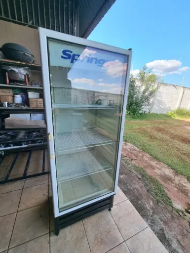 Geladeira expositora de bebidas e laticinios - funcionando certinho mais tem detalhes