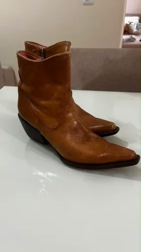 Bota feminina marrom Goyazes de cano curto