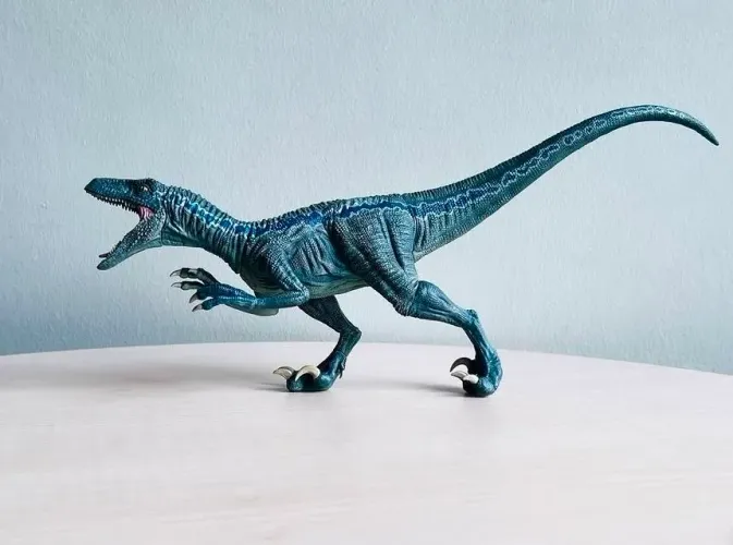 Jurassic World Blue Velociraptor Versão A Furyu lacrado