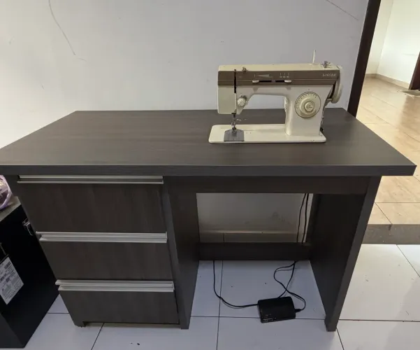 Máquina de costura com gabinete