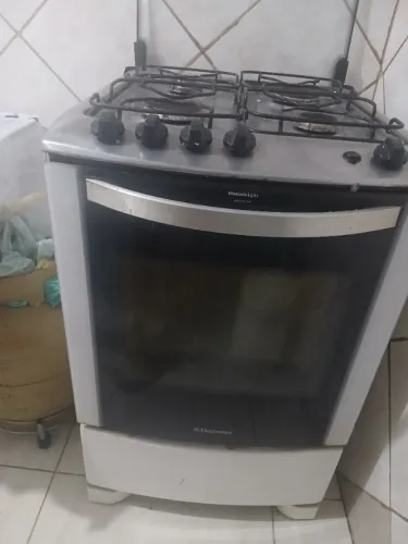 Fogão Electrolux elétrico  4 bocas e forno ,  funciona tudo 