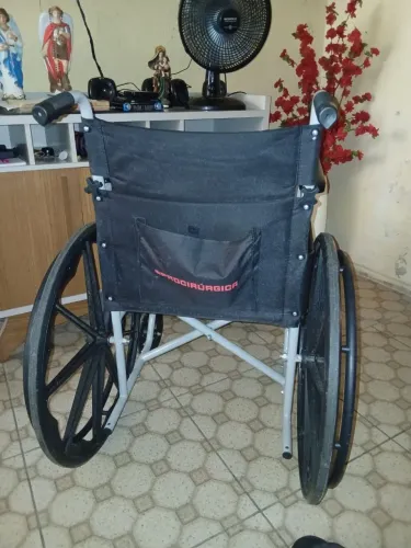 Cadeira de rodas e muletas
