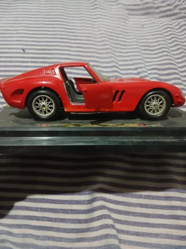 Miniatura ferrari gto 250 1962 burago 