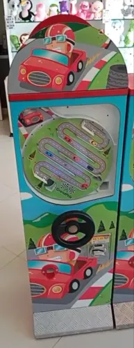 Máquina de jogo com volante 