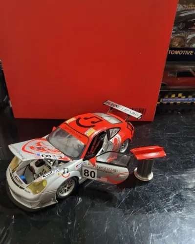 Miniatura 1:18 Porsche 911 GT3 RSR minichamps