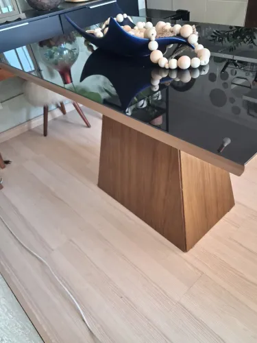 Mesa quadrada com vidro preto
