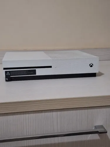Xbox One S 500GB em excelente estado de conservação.