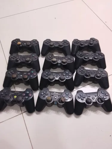 Lote de controles de ps3 genérico com avarias vendo no estado