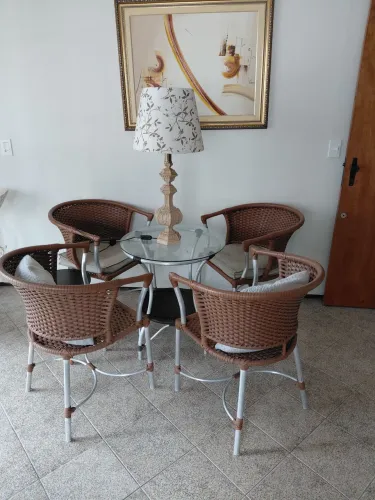 Mesa 4 cadeiras com almofadas e abajur