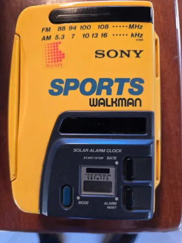 SONY SPORT WALKMAN COM RADIO CASSETE