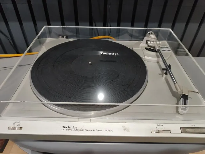 Toca disco Technics SL B210