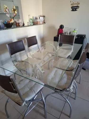 Mesa com 6 cadeiras e tampo de vidro