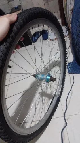 Jante com pneu e câmara de ar