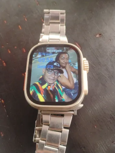 Vende-se um relógio novo smartwatch DT800 3 Max, com a pulseira prata.
