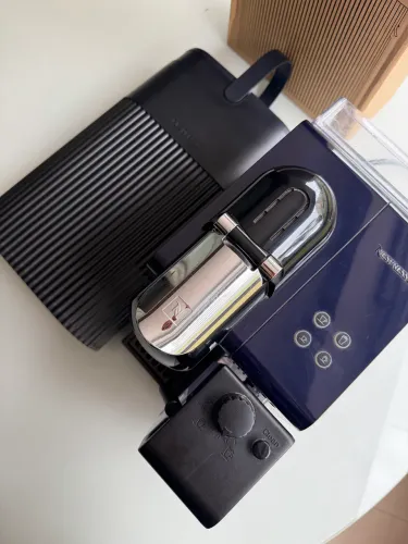 Máquina Nespresso+ container de cápsula