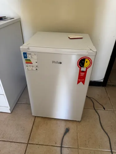 Vende-se frigobar Philco 76 litros novinho.