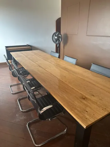 Mesa de Escritório com cadeiras