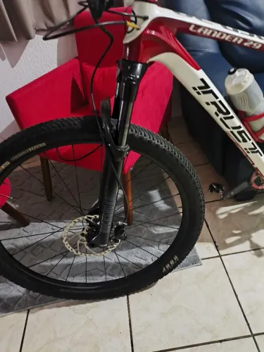 Vendo bicicleta fibra de carbono aro 29 tamanho do quadro 19