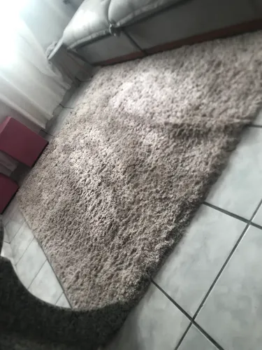  tapete grande peludo é uma peça decorativa com fibras longas e toque macio 