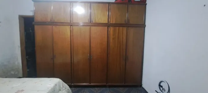 GUARDA-ROUPA DE MADEIRA