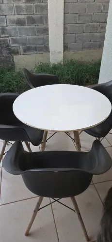 Mesa com 4 cadeiras