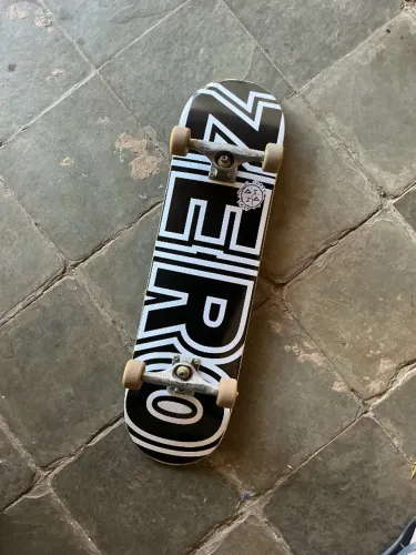 Vendo skate profissional! Shape da Zero 8.5, com lixa Jessap, truck independent 149 usado 