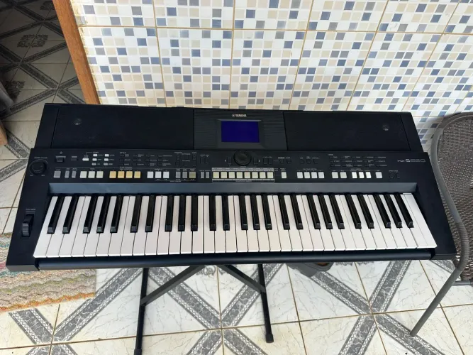 Teclado musical Yamaha PSR-S 650