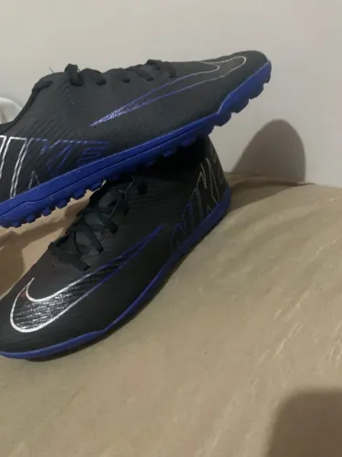 Chuteira society Nike mercurial vapor 15 club cor preto e azul